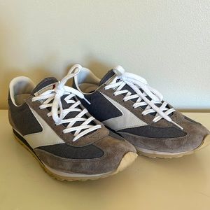 Brooks NWOT sneakers size 9.5 in excellent condition